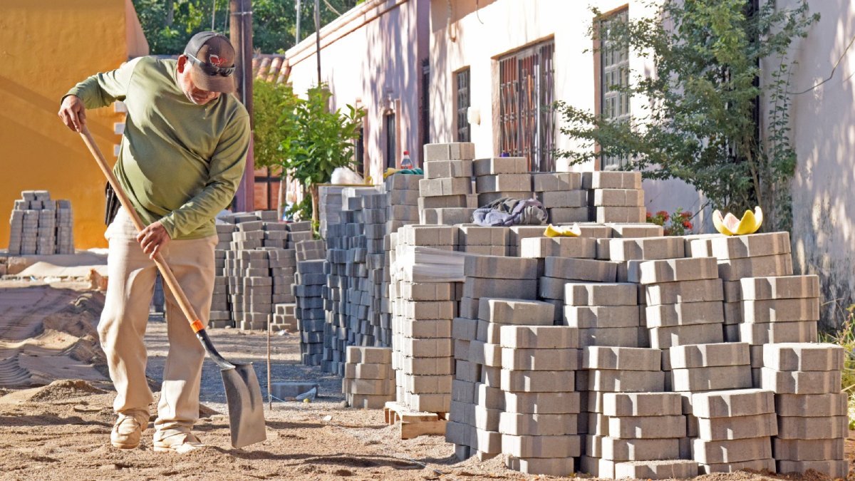 trabajos de adoquinamiento en el fuerte sinaloa