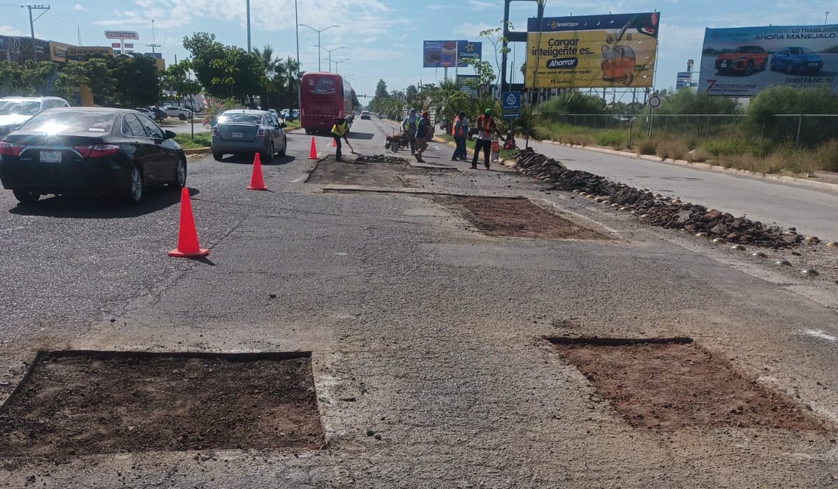 Trabajos de bacheo en Los Mochis, Sinaloa