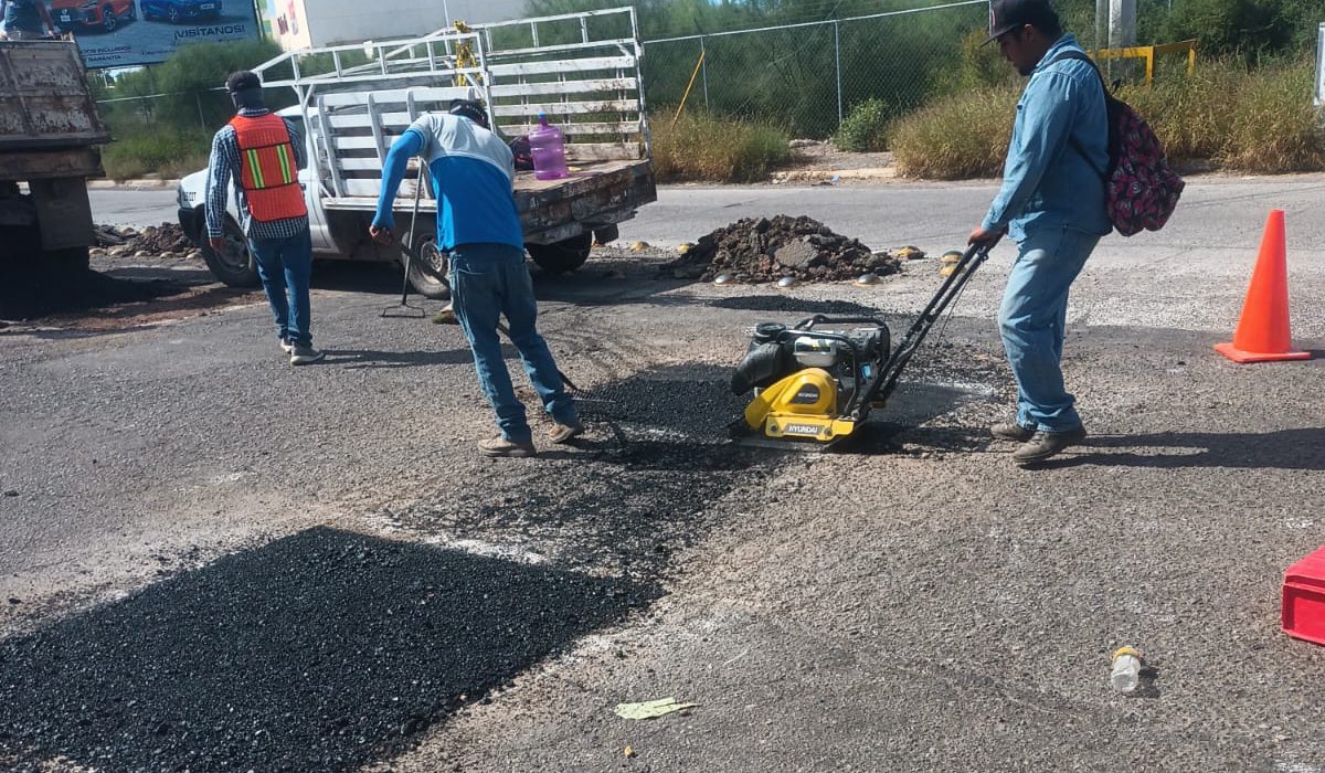 Trabajos de bacheo en Los Mochis, Sinaloa