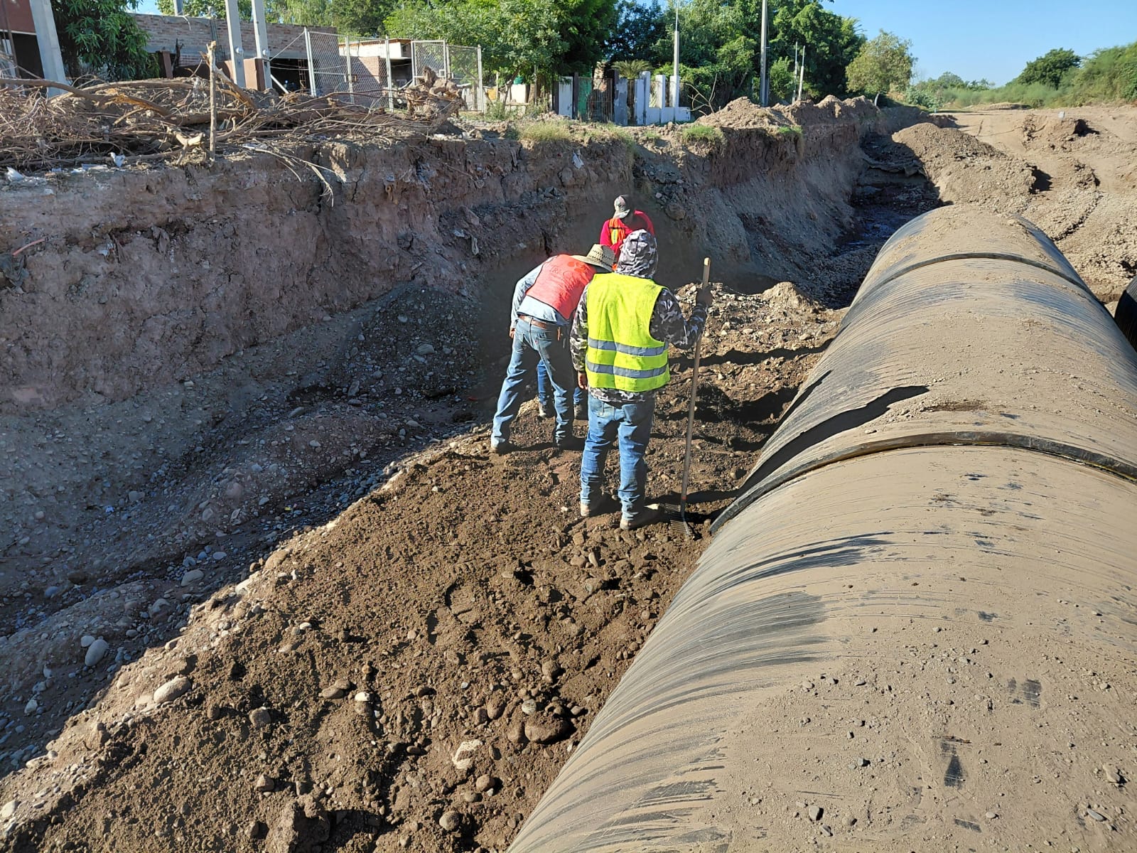 Trabajos de entubamiento en el dren San Joachín, Guasave