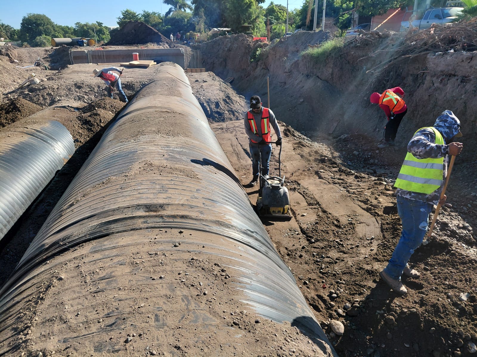 Trabajos de entubamiento en el dren San Joachín, Guasave