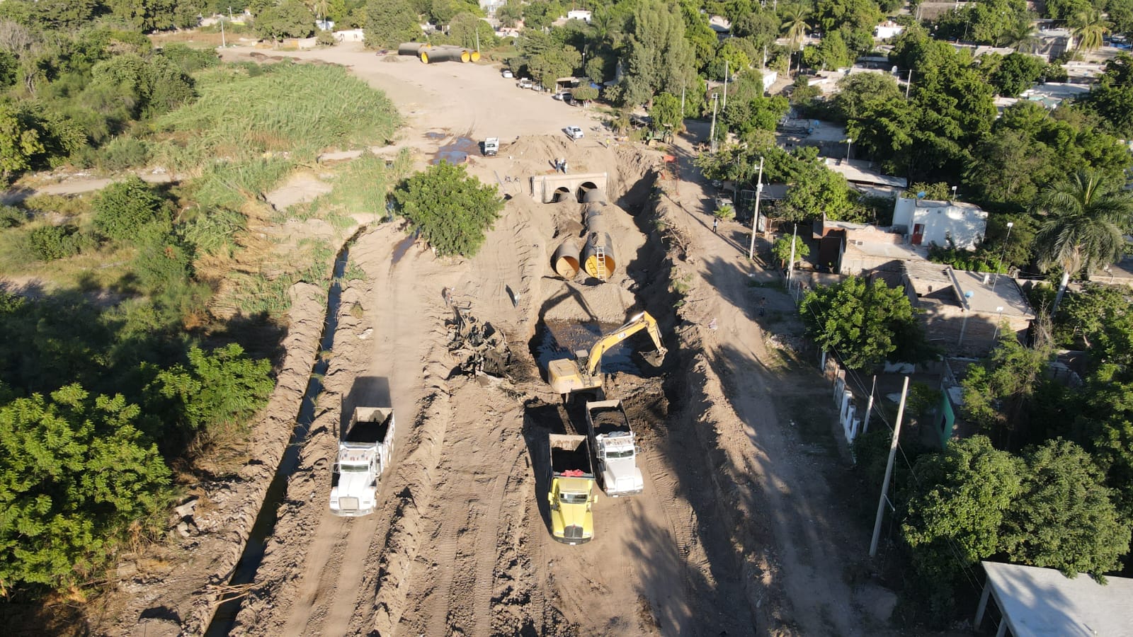 Trabajos de entubamiento en el dren San Joachín, Guasave