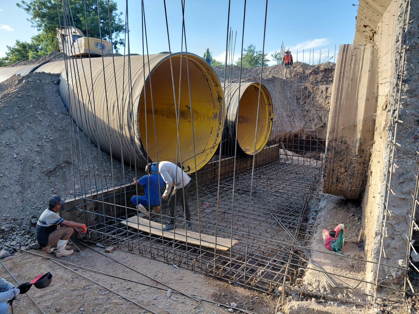 Trabajos de entubamiento en el dren San Joachín, Guasave