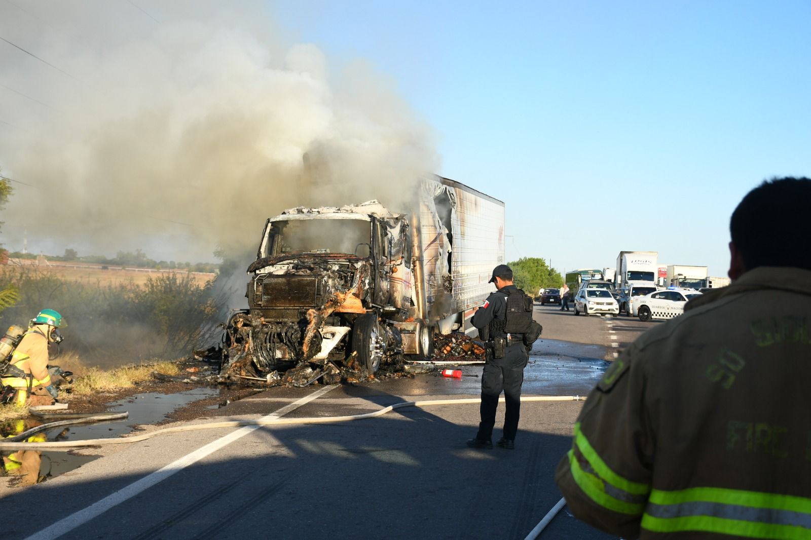 Se incendia tráiler cargado con zarzamora en la México 15, en Guasave