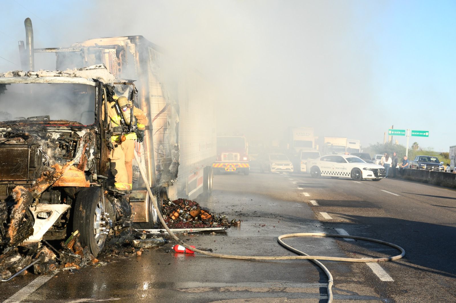 Se incendia tráiler cargado con zarzamora en la México 15, en Guasave