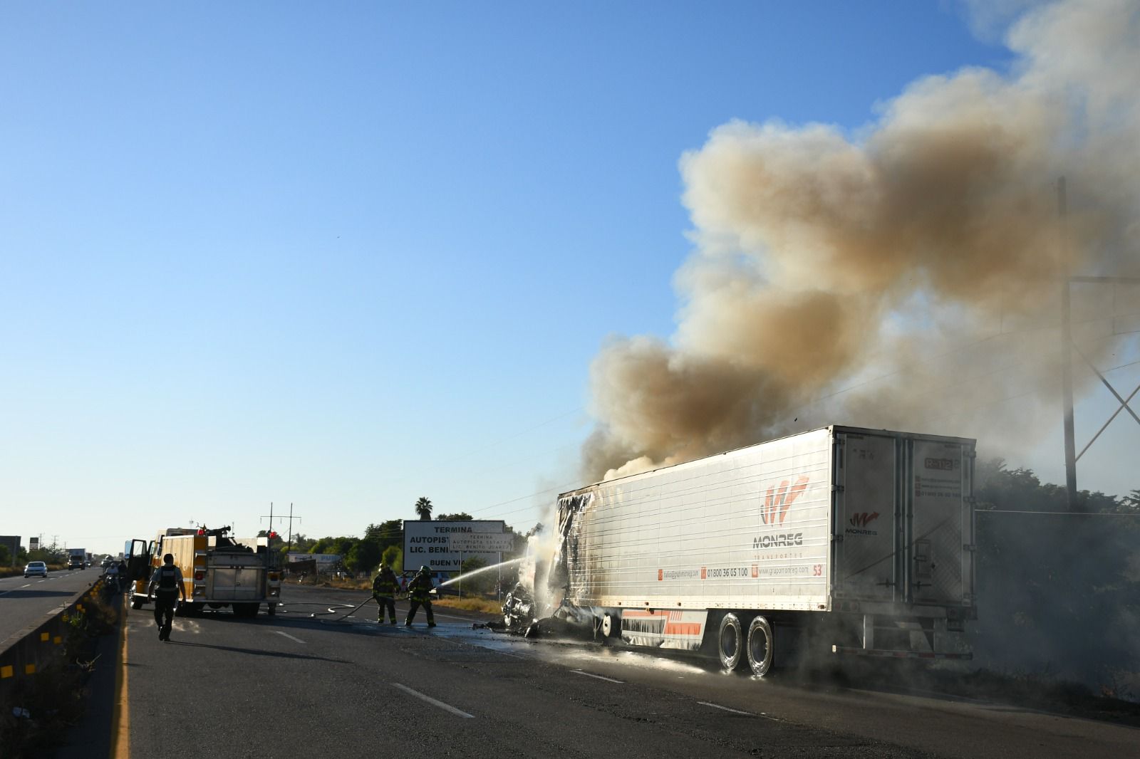Se incendia tráiler cargado con zarzamora en la México 15, en Guasave