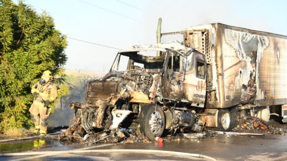 Se incendia tráiler cargado con zarzamora en la México 15, en Guasave, Sinaloa