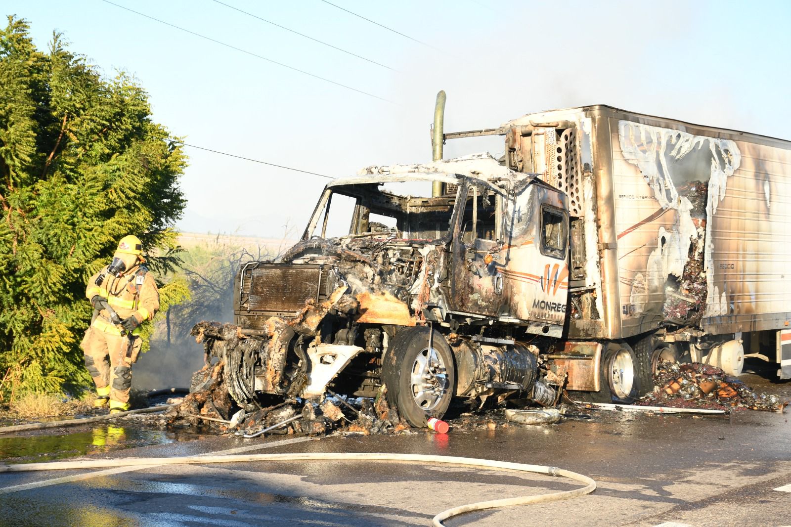 Se incendia tráiler cargado con zarzamora en la México 15, en Guasave