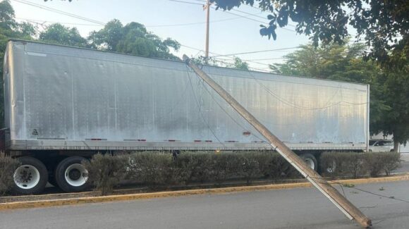 Tráiler destroza poste de telefonía en Guasave, Sinaloa