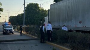 trailer destroza poste de telefonia en guasave sin