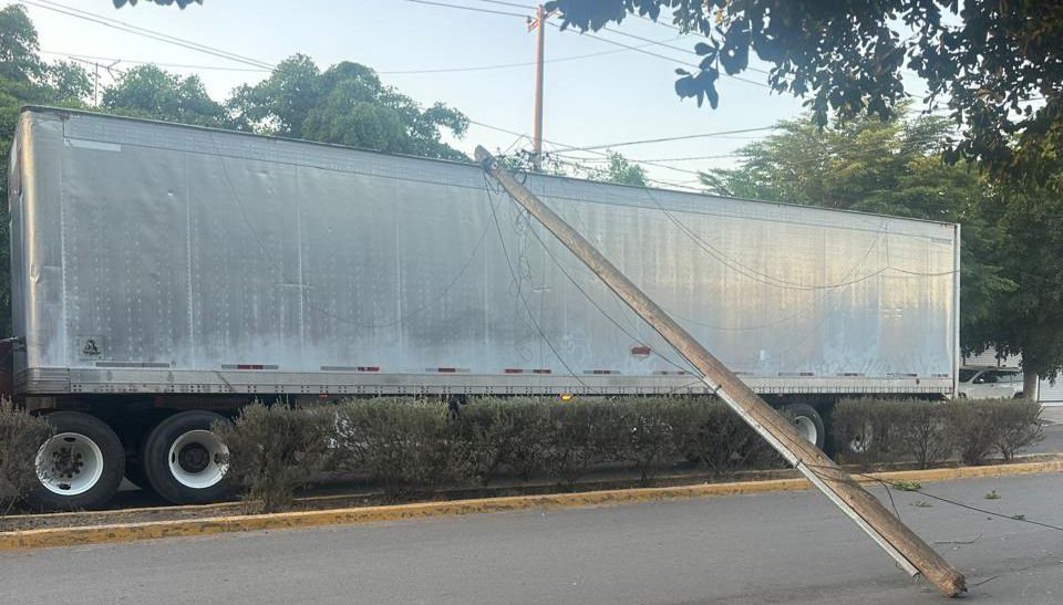trailer destroza poste de telefonia en guasave