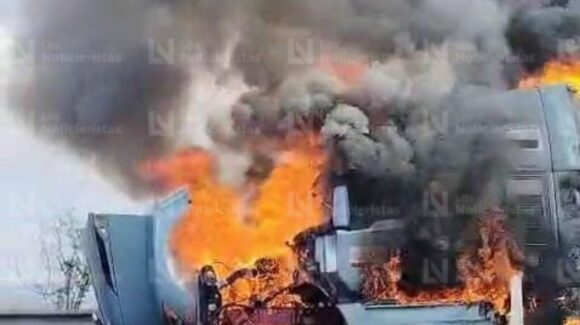 Tras choque contra puente se incendia tráiler en la maxipista Culiacán-Mazatlán, en Eldorado, Sinaloa