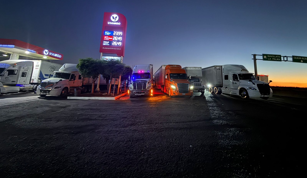 Tráileres esperan en gasolinera la liberación de caseta en Navolato
