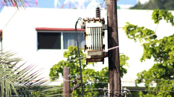 Sorprende estruendo en el Centro de Mazatlán, Sinaloa; falla en transformador deja sin luz a varias calles este jueves 13 de noviembre