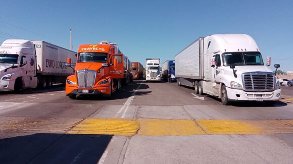 Transportistas, pese a saber del bloqueo, se arriesgaron a pasar antes del cierre de casetas en Guasave, Sinaloa y terminó saliéndoles mal