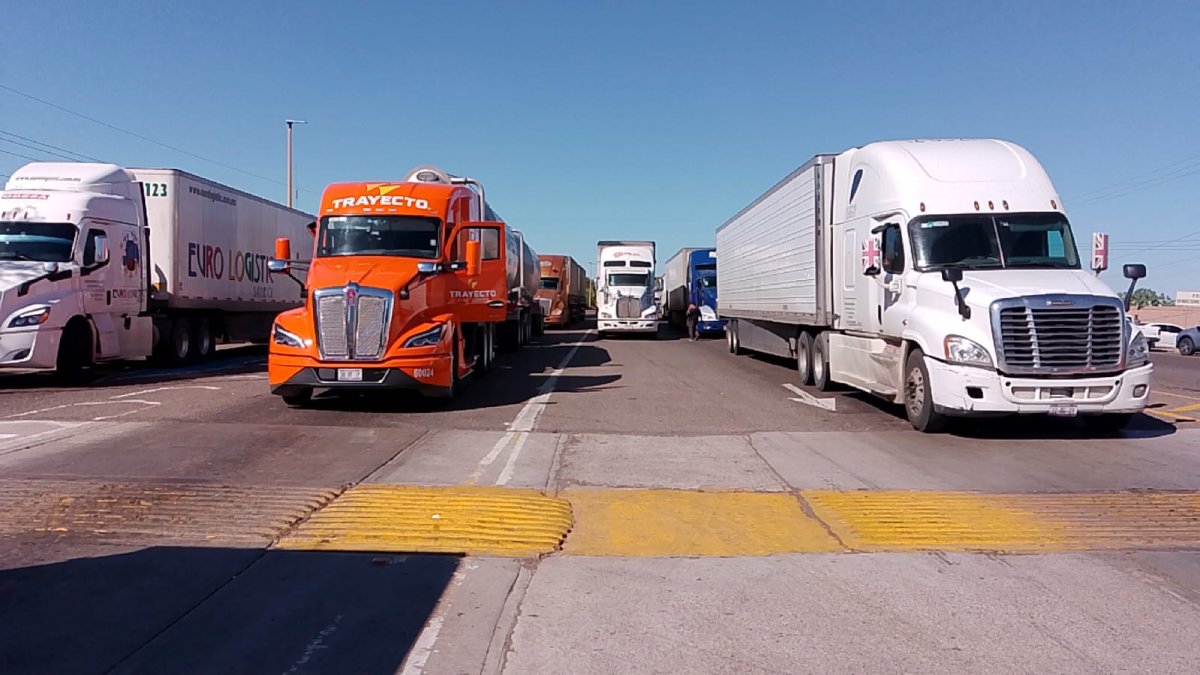 transportistas en bloqueo de caseta de guasave