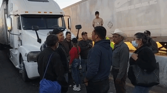 ‘O se quitan o los quitamos’: productores sinaloenses denuncian agresiones en bloqueo en la aduana de Nogales, Sonora
