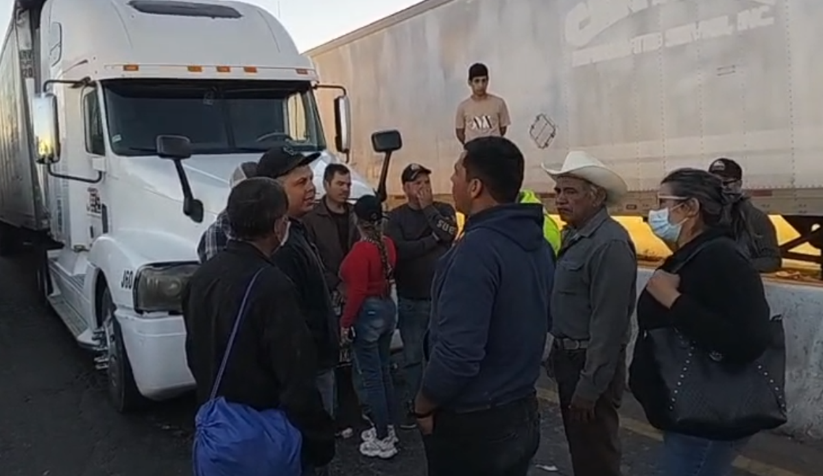 Transportistas se enfrentan a productores en bloqueo de aduana de Nogales, Sonora