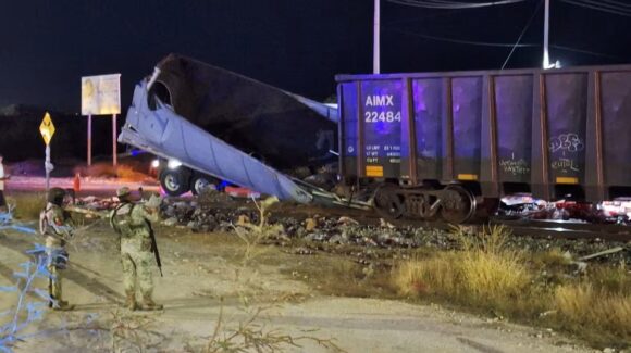 Tráiler queda partido en dos tras intento fallido de ganarle el paso al tren en Hermosillo