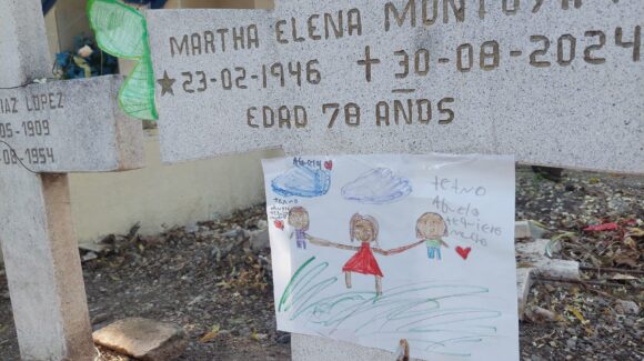 “Te amo abuela”, un dibujo que refleja el amor eterno en el panteón viejo de Guamúchil, Sinaloa