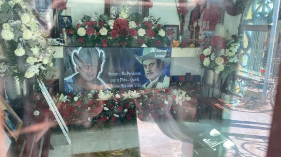 Ya son 19 años sin “El Vale”; la tumba de Valentín Elizalde, en Guasave, Sinaloa atrae a turistas