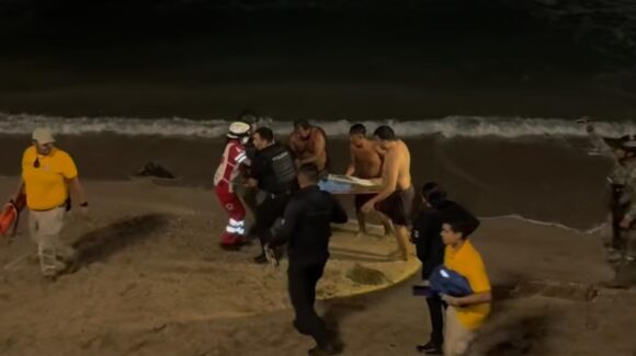 Rescatan a un bañista en Olas Altas tras ser arrastrado por el mar en Mazatlán, Sinaloa