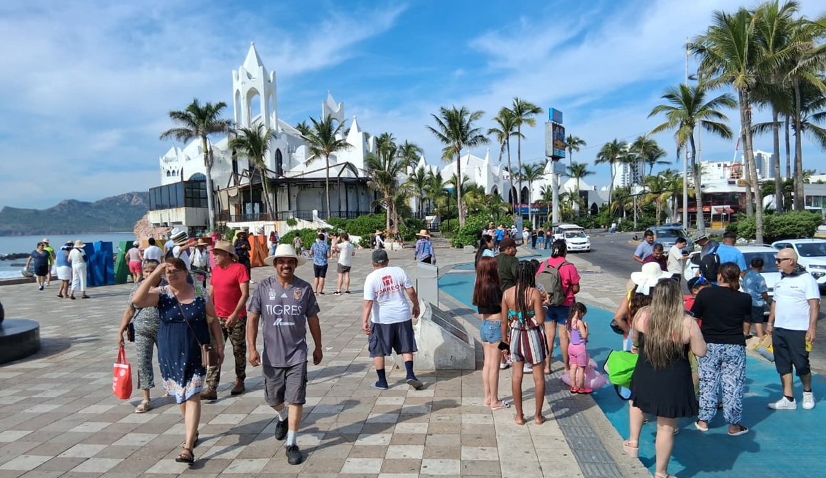 Turistas en el Malecón de Mazatlán