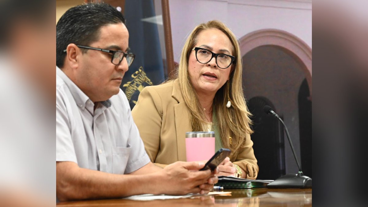Jesús Madueña Molina, Tania Clarissa Medina López y Luisa Obrador Garrido en reunión