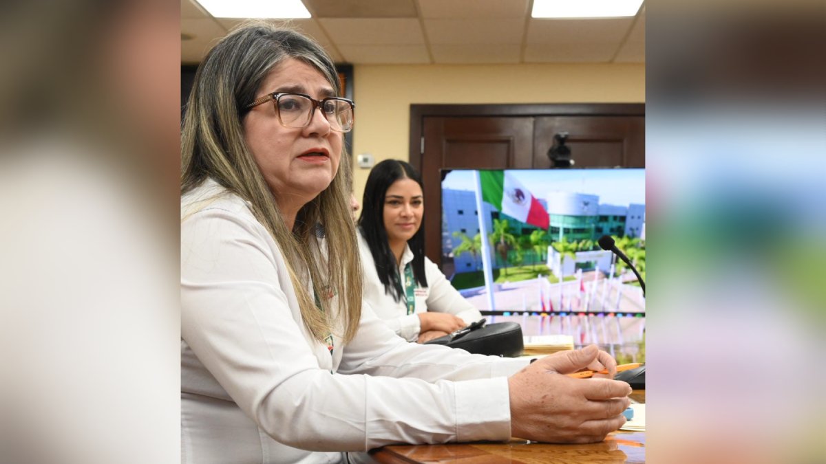 Jesús Madueña Molina, Tania Clarissa Medina López y Luisa Obrador Garrido en reunión
