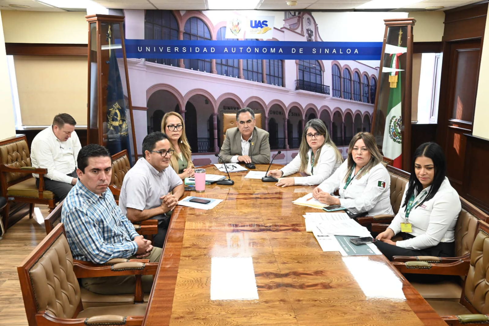 Jesús Madueña Molina, Tania Clarissa Medina López y Luisa Obrador Garrido en reunión