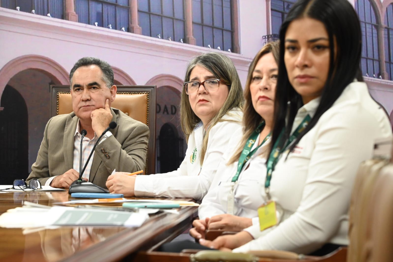 Jesús Madueña Molina, Tania Clarissa Medina López y Luisa Obrador Garrido en reunión