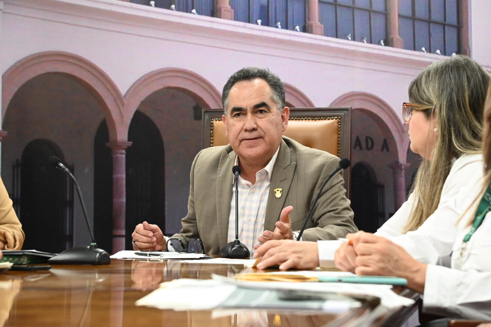 Jesús Madueña Molina, Tania Clarissa Medina López y Luisa Obrador Garrido en reunión