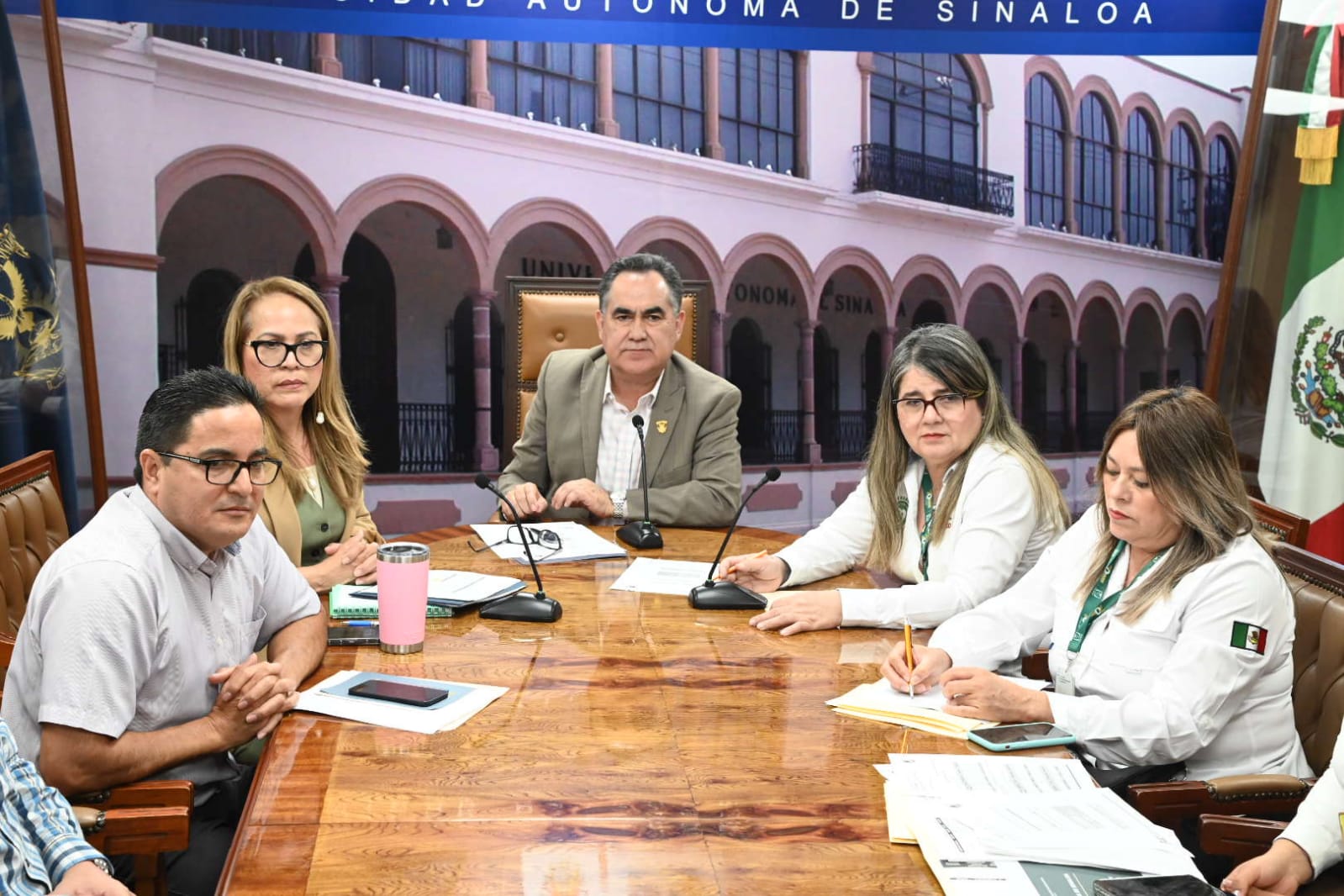 Jesús Madueña Molina, Tania Clarissa Medina López y Luisa Obrador Garrido en reunión