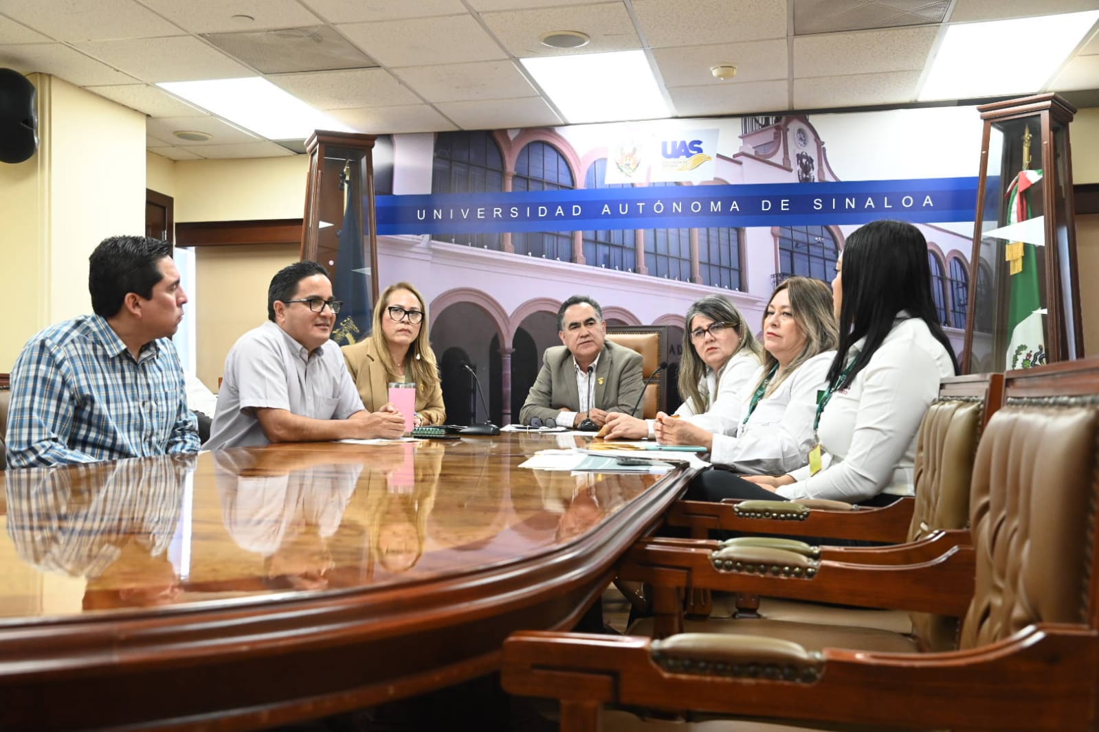 Jesús Madueña Molina, Tania Clarissa Medina López y Luisa Obrador Garrido en reunión