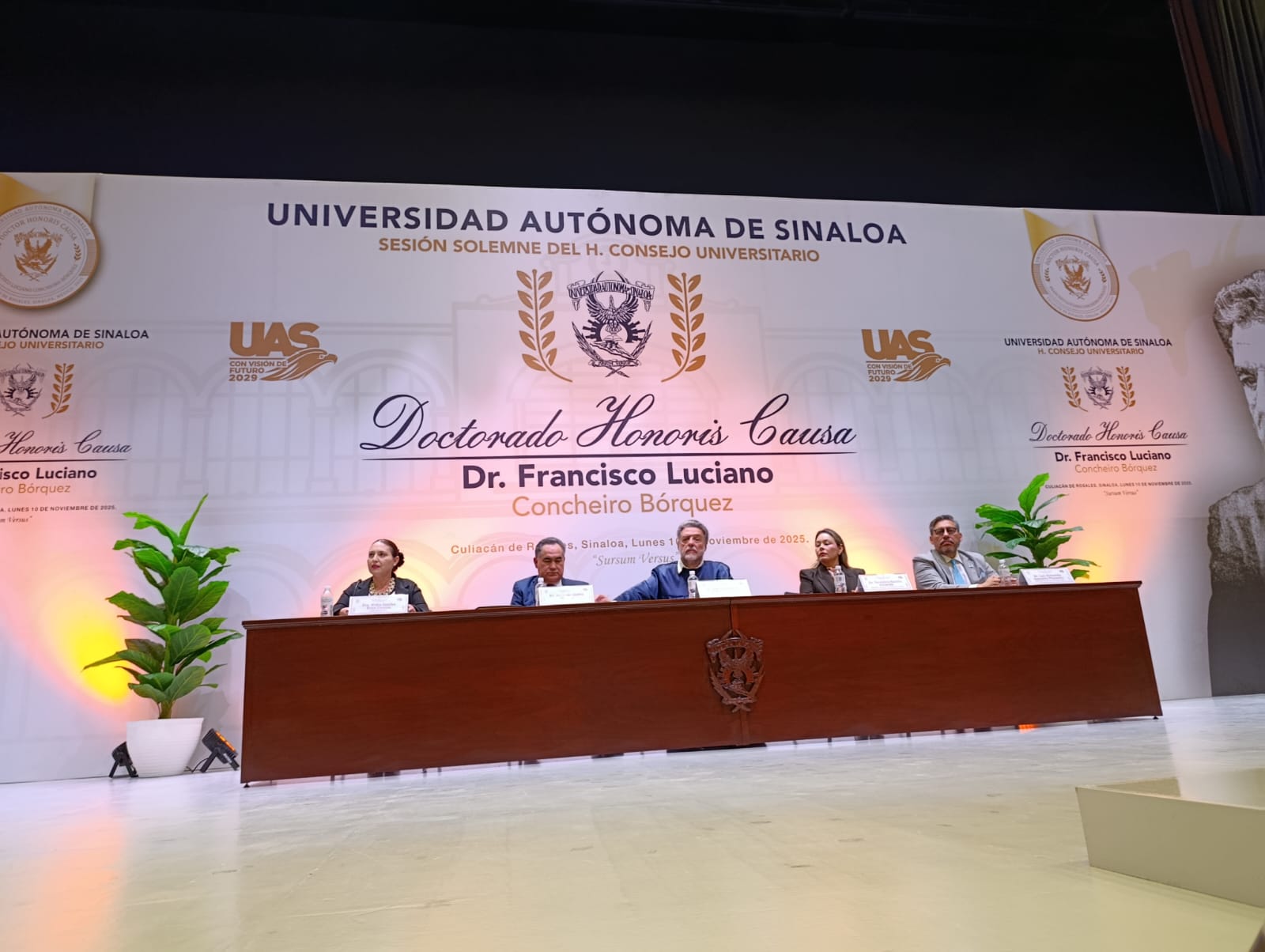 La UAS entrega Doctor Honoris Causa a Francisco Luciano Concheiro Bórquez