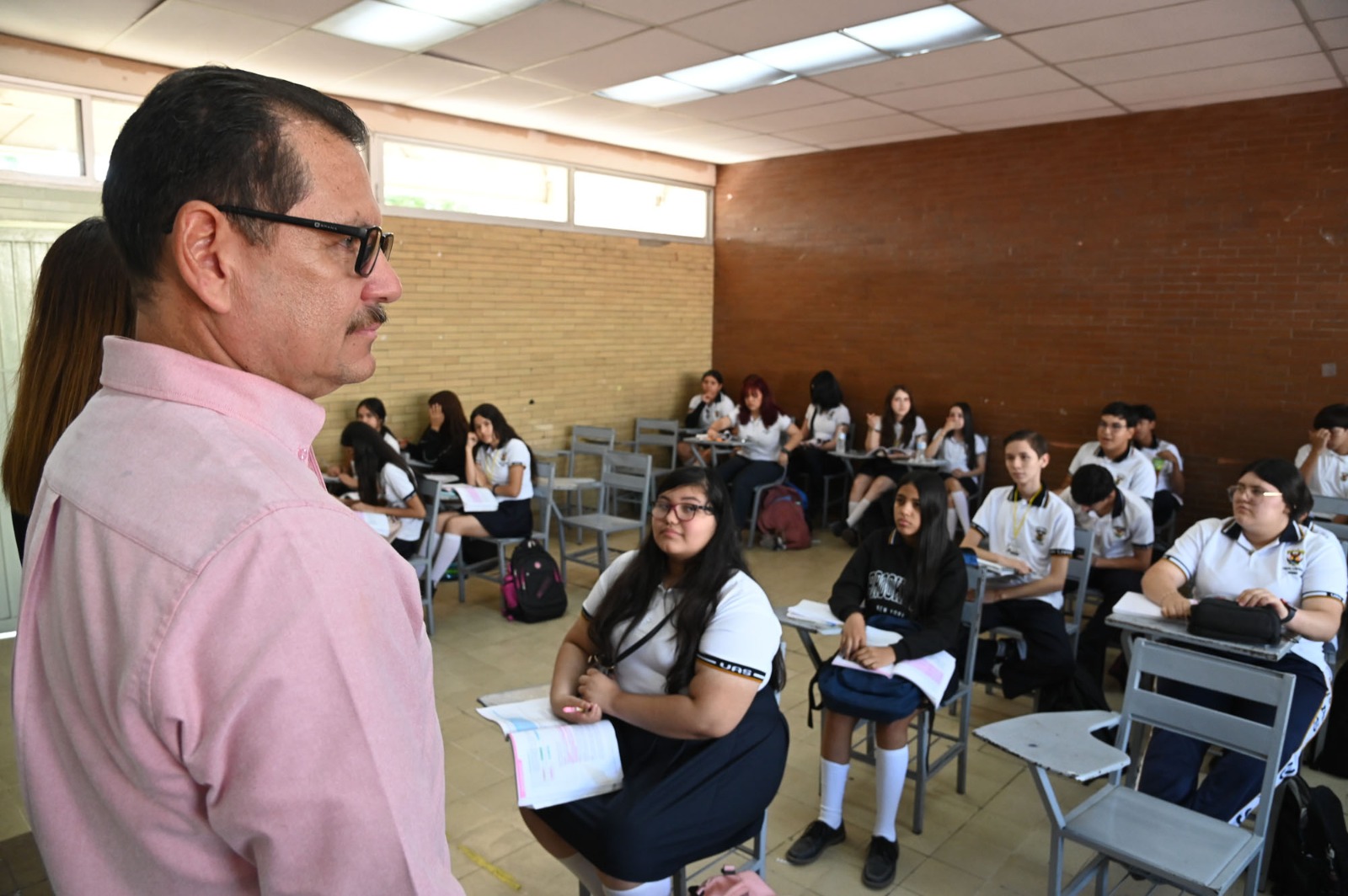 Funcionarios de la UAS atienden a estudiantes de la preparatoria Central Diurna