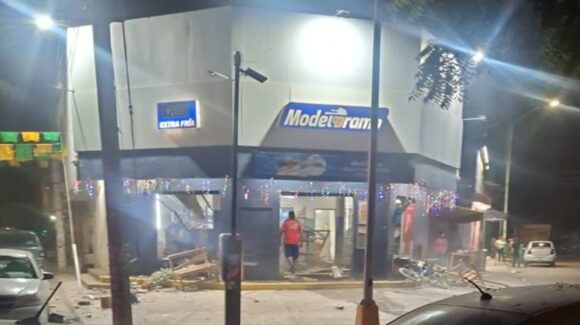 ‘Vuelan’ con explosivos un expendio de cerveza en La Foresta, Mazatlán, Sinaloa; hay una mujer lesionada