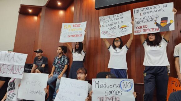 Universitarios concluyen toma del Pleno tras reunión con diputados; estos fueron los acuerdos