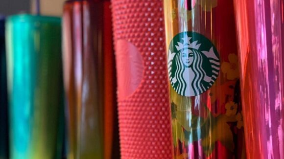 A Starbucks también le llega su Buen Fin con ‘merch’ seleccionada al 40 por ciento