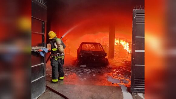 Incendio en bodega de persianas deja tres vehículos calcinados y fuertes pérdidas en Escuinapa, Sinaloa