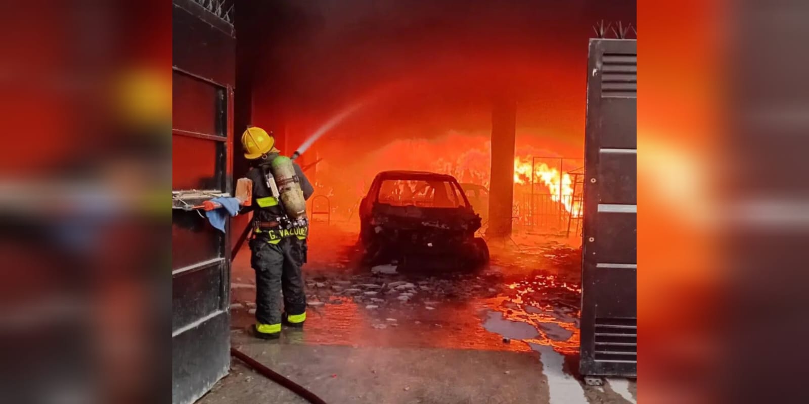 Incendio en bodega de persianas deja tres vehículos calcinados en Escuinapa