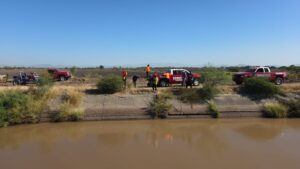 Encuentran vehículo adentro del canal Humaya en Angostura; conductor sigue desaparecido