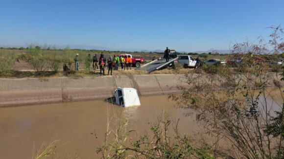 Encuentran vehículo adentro del canal Humaya en Angostura; conductor sigue desaparecido