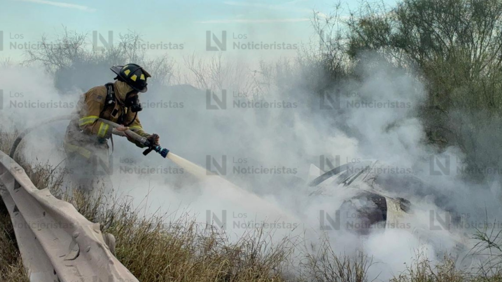 Vehículo incendiado a un costado de la México 15 y el ejido Compuertas, Ahome