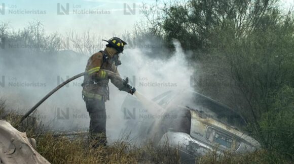 Se incendia vehículo a un costado de la carretera federal México 15 y el entronque del ejido Compuertas, en Ahome, Sinaloa