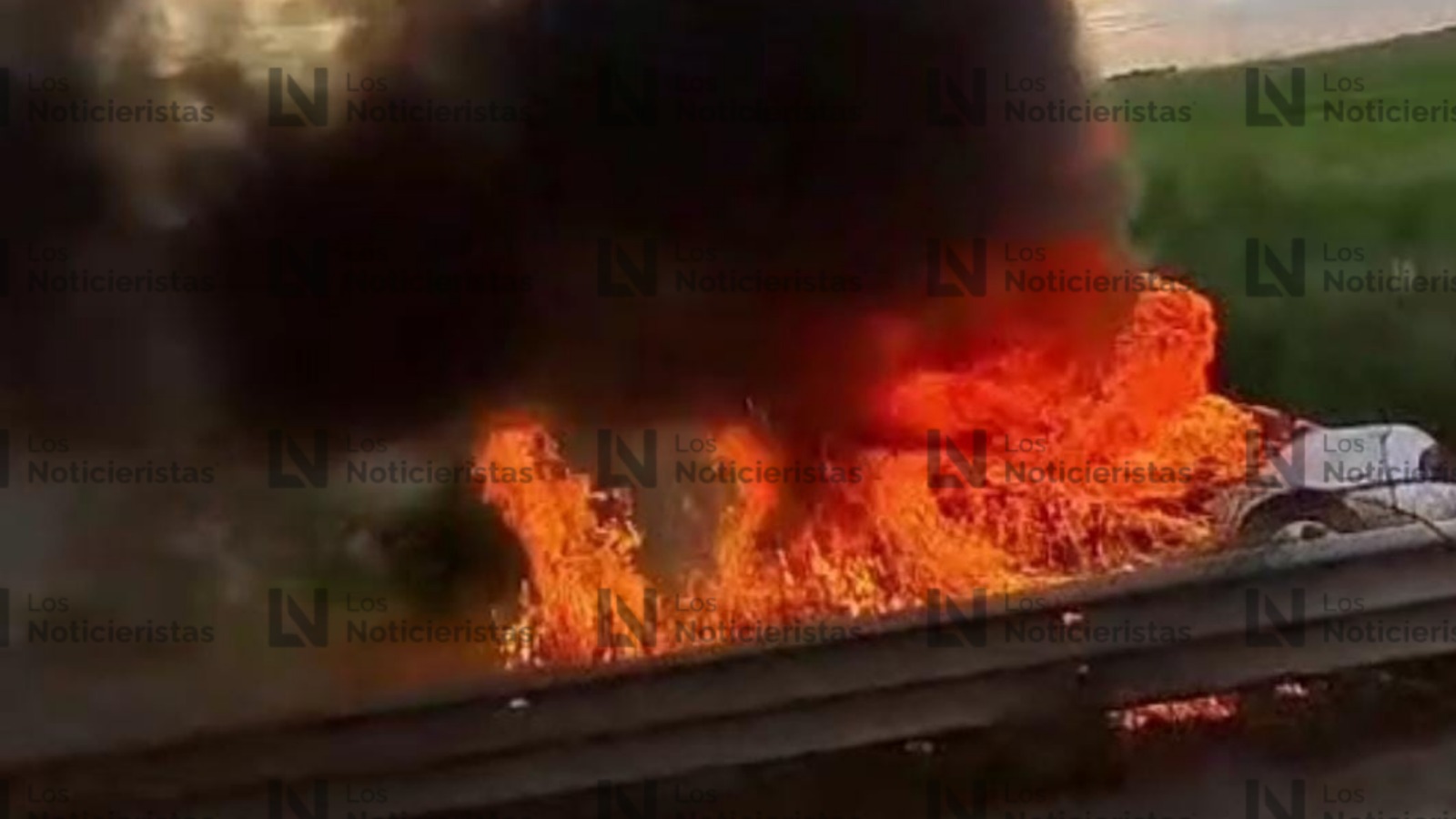 Vehículo incendiado a un costado de la México 15 y el ejido Compuertas, Ahome