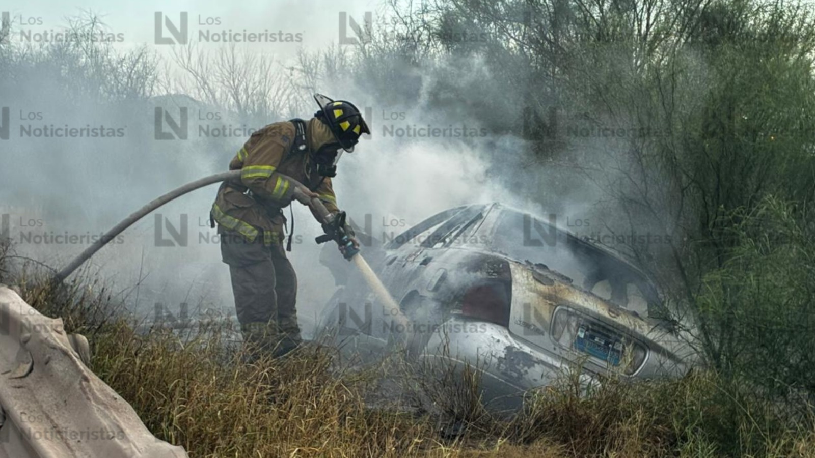 Vehículo incendiado a un costado de la México 15 y el ejido Compuertas, Ahome
