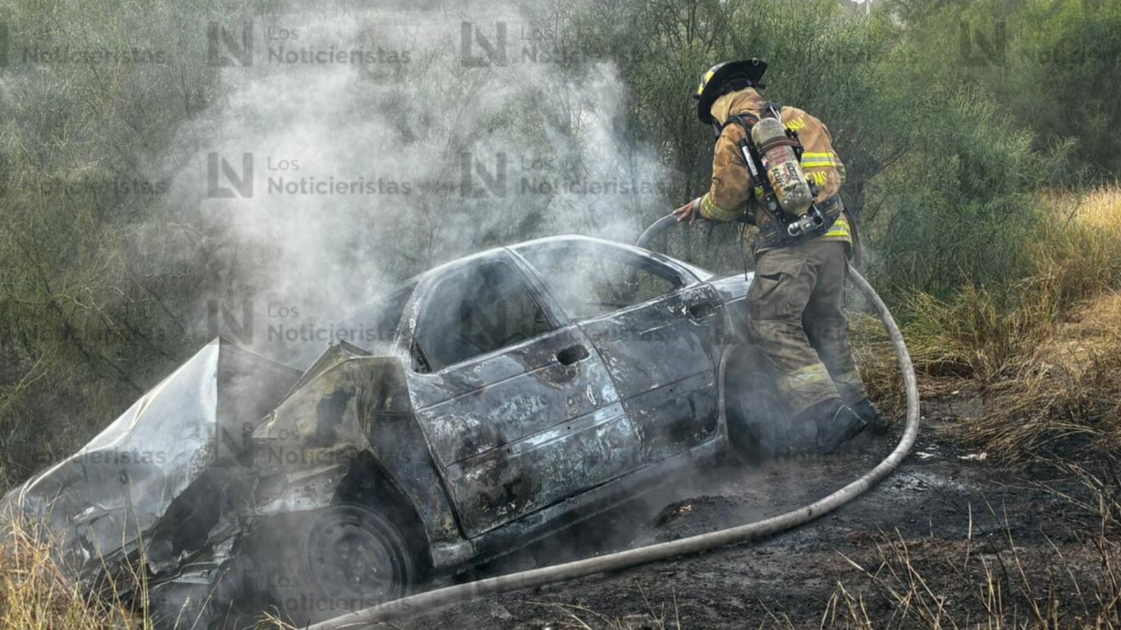 Vehículo incendiado a un costado de la México 15 y el ejido Compuertas, Ahome