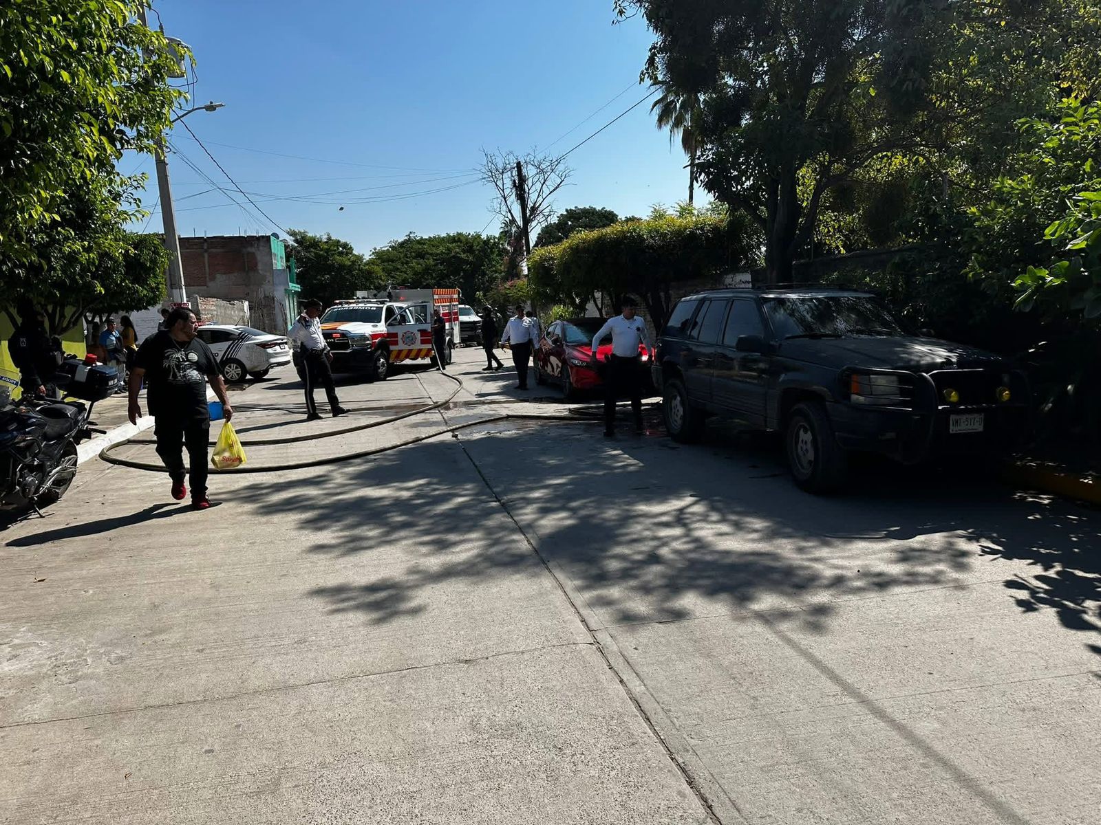 Vehículo se incendia en el Panteón Número 3 de Mazatlán, Sin.