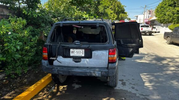 Se incendia vehículo junto al Panteón 3 durante operativo del Día de Muertos en Mazatlán, Sinaloa